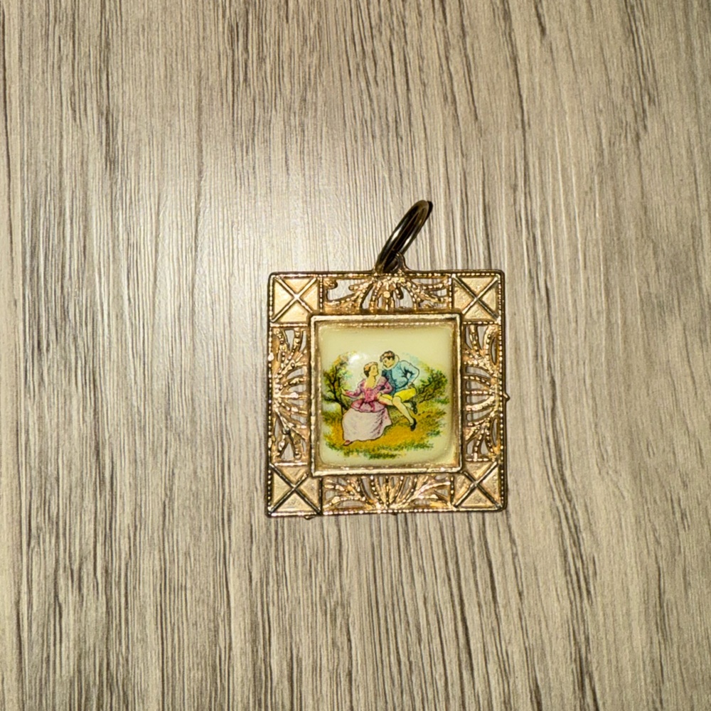 Vintage Gold-Tone Brooch with‎ Floral Design